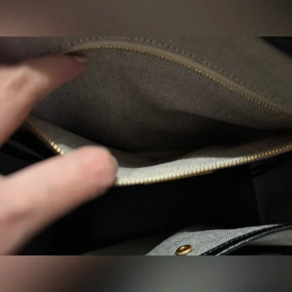 Tory Burch Robinson Small Leather Tote - Picture 8 of 11